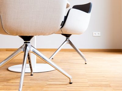 Arbeitsplatz mit Parkettboden – fachgerechte Parkettverlegung Marburg