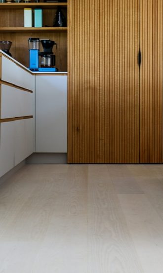 Küchenbereich mit Parkett und Holzverkleidung - Parkettleger in Friedberg